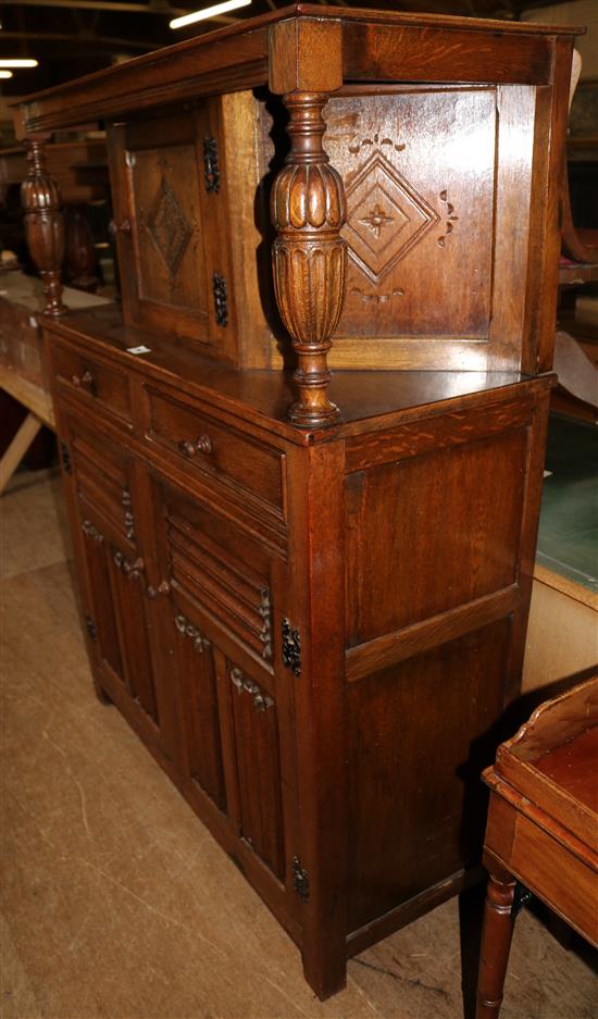 Oak court cupboard(-)